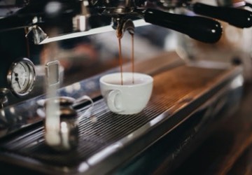 Barista przy ekspresie
