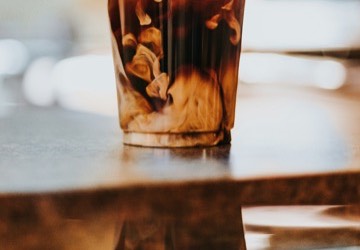 Cold brew w szklance z lodem