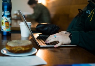 Goście pracujący z laptopami